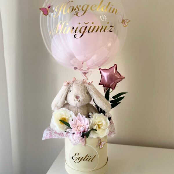 Altın "Ailemize Hoşgeldin Miniğimiz" yazılı bobo balon, peluş tavşan ve isimli pleksili krem kutu; kız bebek balon kutusu