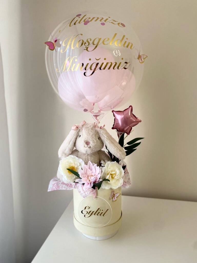 Altın "Ailemize Hoşgeldin Miniğimiz" yazılı bobo balon, peluş tavşan ve isimli pleksili krem kutu; kız bebek balon kutusu