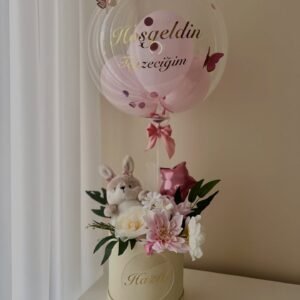 Altın "Hoşgeldin Teyzeciğim" yazılı bobo balonda pembe balonlar, peluş tavşanlı çiçekli krem kutu; kız bebek balon kutusu