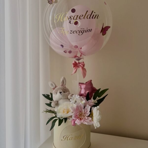 Altın "Hoşgeldin Teyzeciğim" yazılı bobo balonda pembe balonlar, peluş tavşanlı çiçekli krem kutu; kız bebek balon kutusu