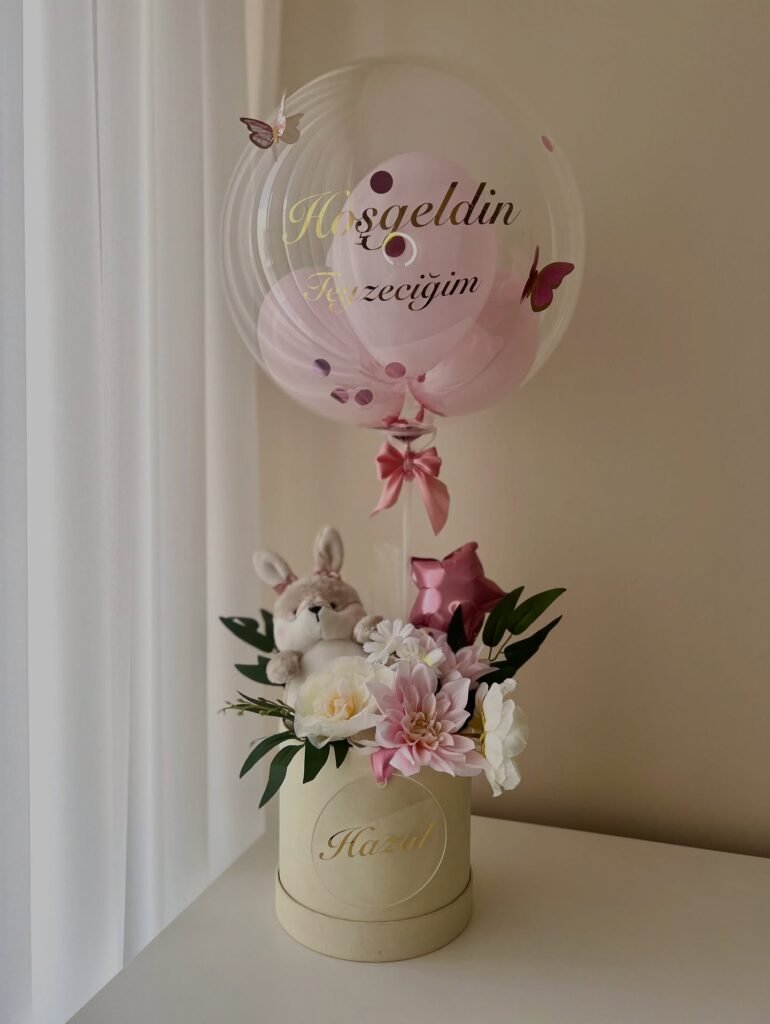 Altın "Hoşgeldin Teyzeciğim" yazılı bobo balonda pembe balonlar, peluş tavşanlı çiçekli krem kutu; kız bebek balon kutusu