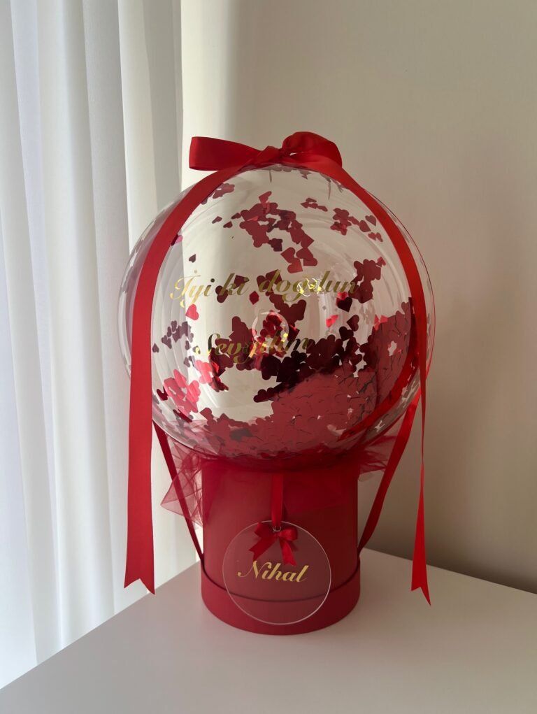 Altın "İyi ki doğdun Sevgilim" yazılı bobo balonda kırmızı kalp konfeti, kırmızı kutu ve tül; doğum günü balon kutusu
