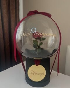"Seni Seviyorum" yazılı bobo balonda tek kırmızı gül ve siyah tüyler, altın isimlikli siyah kutu; sevgiliye balon kutusu