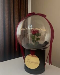 İçinde kırmızı gül olan Seni Seviyorum yazılı bobo balon ve altın isimlikli siyah kutunun yan görünümü