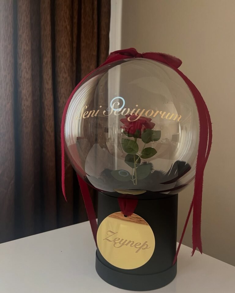 İçinde kırmızı gül olan Seni Seviyorum yazılı bobo balon ve altın isimlikli siyah kutunun yan görünümü