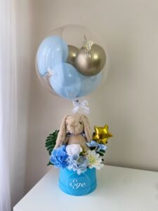 Mavi ve altın iç balonlu şeffaf bobo balon; mavi kutuda peluş tavşan, ortanca ve isimli pleksi; erkek bebek balon kutusu