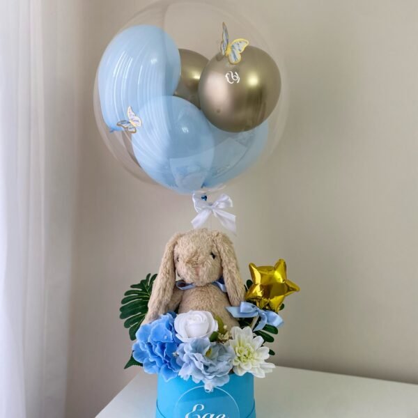 Mavi ve altın iç balonlu şeffaf bobo balon; mavi kutuda peluş tavşan, ortanca ve isimli pleksi; erkek bebek balon kutusu