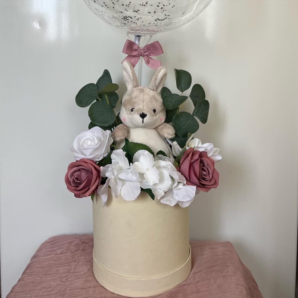 Gümüş konfetili bobo balon altında peluş tavşan, gül kurusu ve beyaz güller, beyaz ortanca, krem kutu; yenidoğan balon kutusu