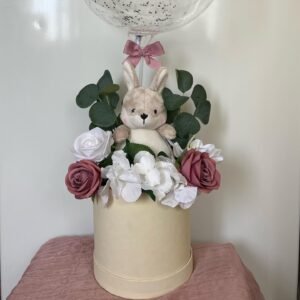 Gümüş konfetili bobo balon altında peluş tavşan, gül kurusu ve beyaz güller, beyaz ortanca, krem kutu; yenidoğan balon kutusu