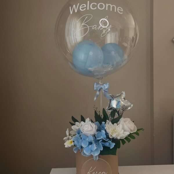 "Welcome Baby" yazılı bobo balonda mavi balonlar, kraft kutuda mavi ortanca ve beyaz güller; erkek bebek balon kutusu