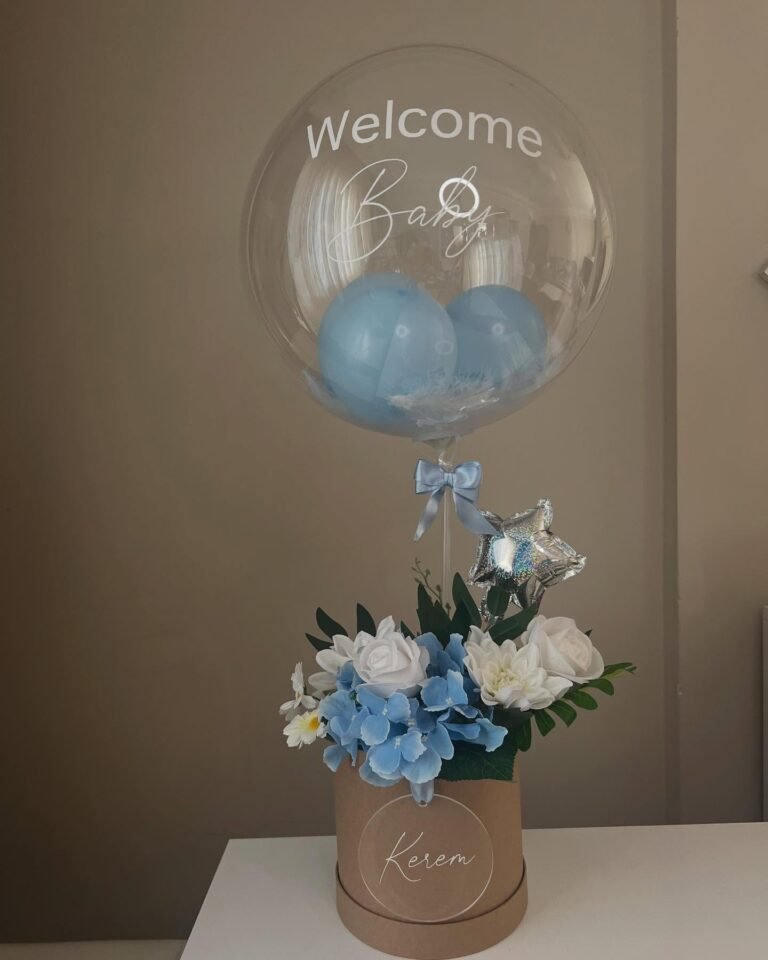 "Welcome Baby" yazılı bobo balonda mavi balonlar, kraft kutuda mavi ortanca ve beyaz güller; erkek bebek balon kutusu