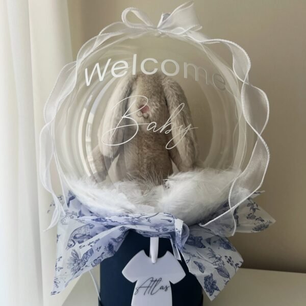 "Welcome Baby" yazılı bobo balonda peluş tavşan ve beyaz tüyler, zıbın isimlikli lacivert erkek bebek balon kutusu